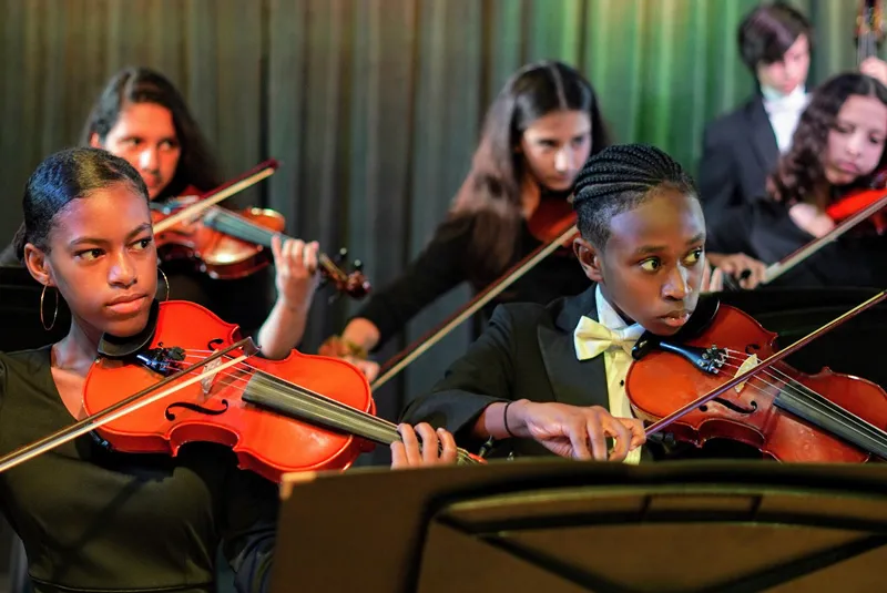 Students playing violin 