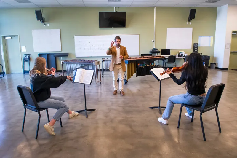 Instrumental teacher teaching in class 